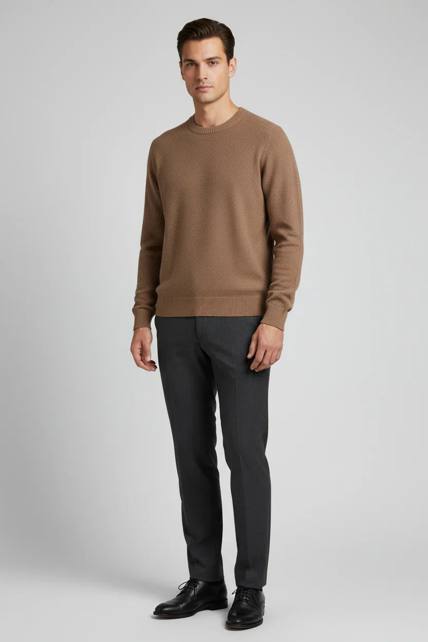 Uomo con maglione beige, pantaloni eleganti grigi e scarpe nere, moda abbigliamento uomo