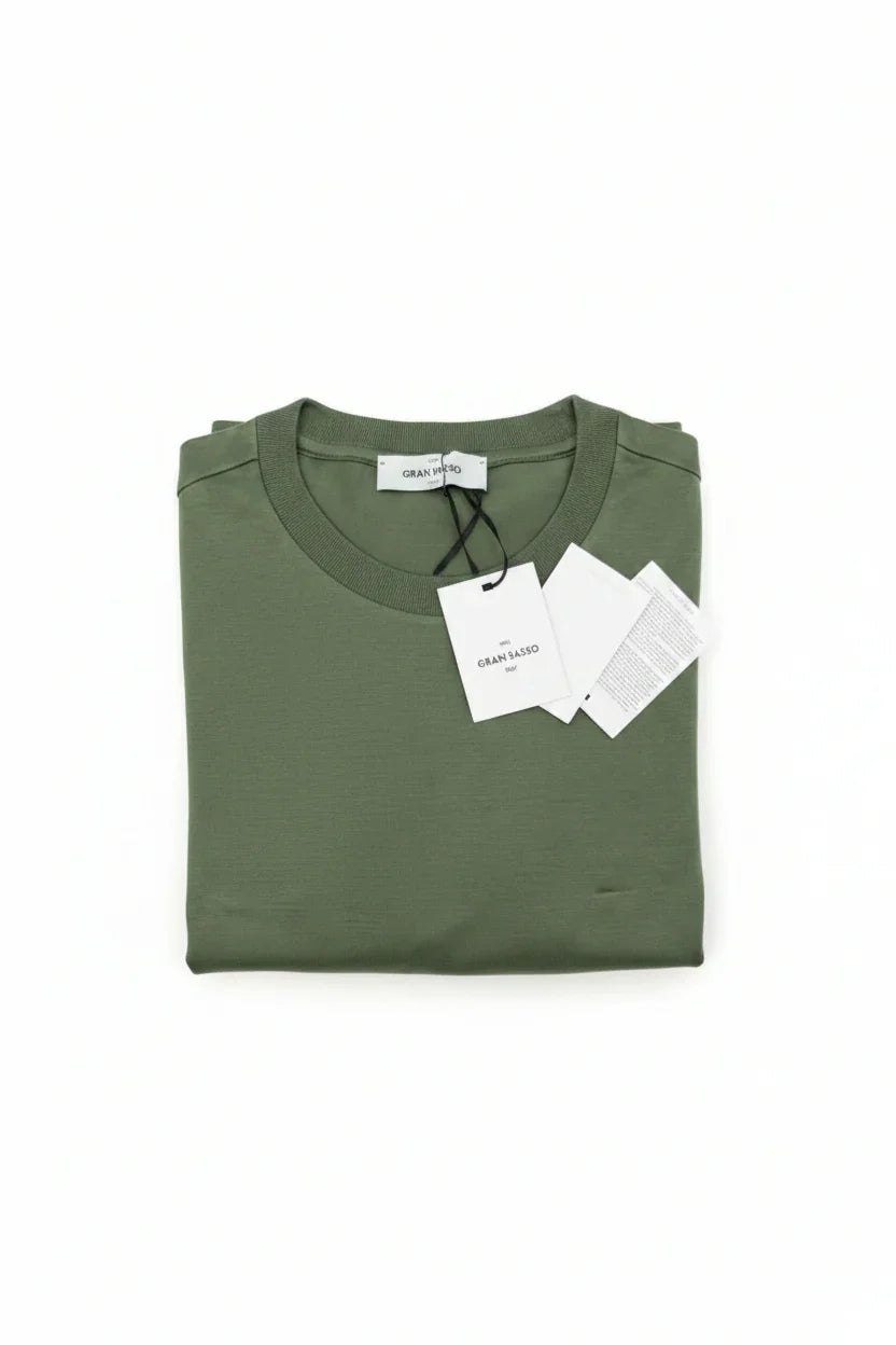 Maglia uomo verde oliva Gran Sasso piegata, etichetta visibile, fondo bianco