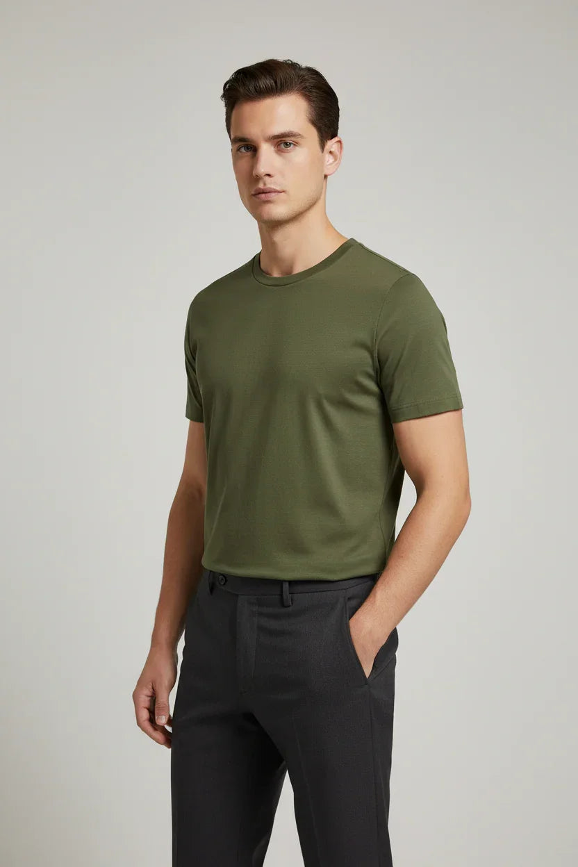 Modello uomo indossa t-shirt verde militare e pantaloni eleganti neri, moda abbigliamento uomo