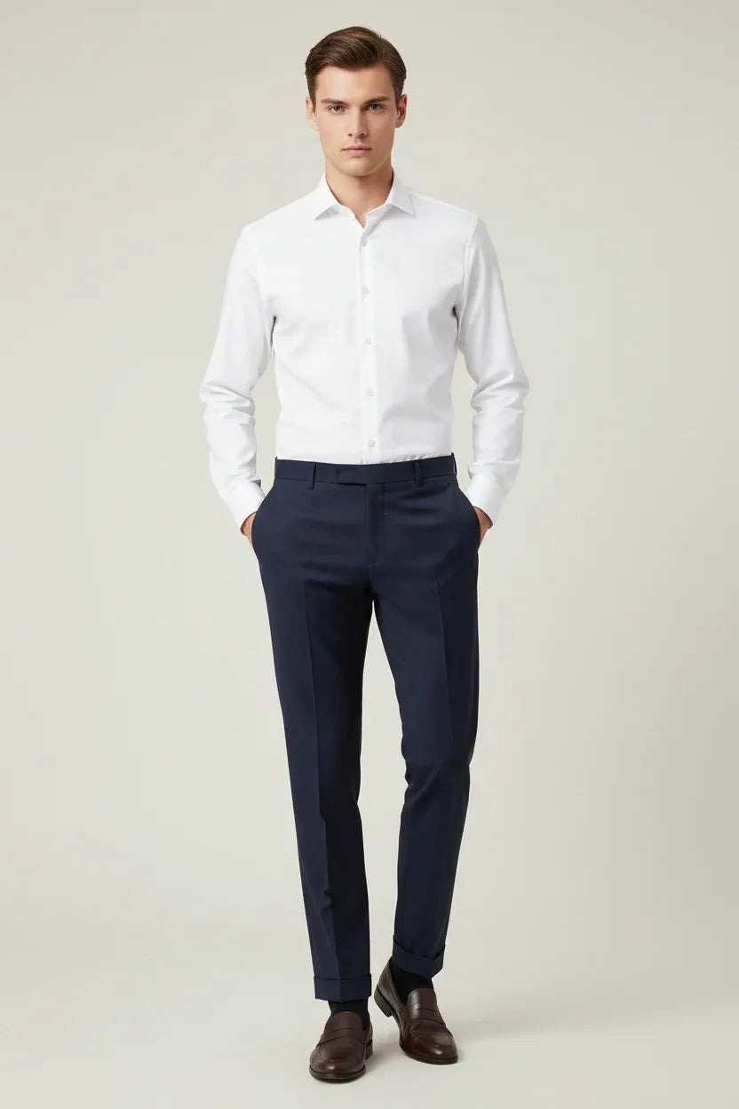 Uomo con camicia bianca elegante, pantaloni blu e mocassini marroni, abbigliamento formale