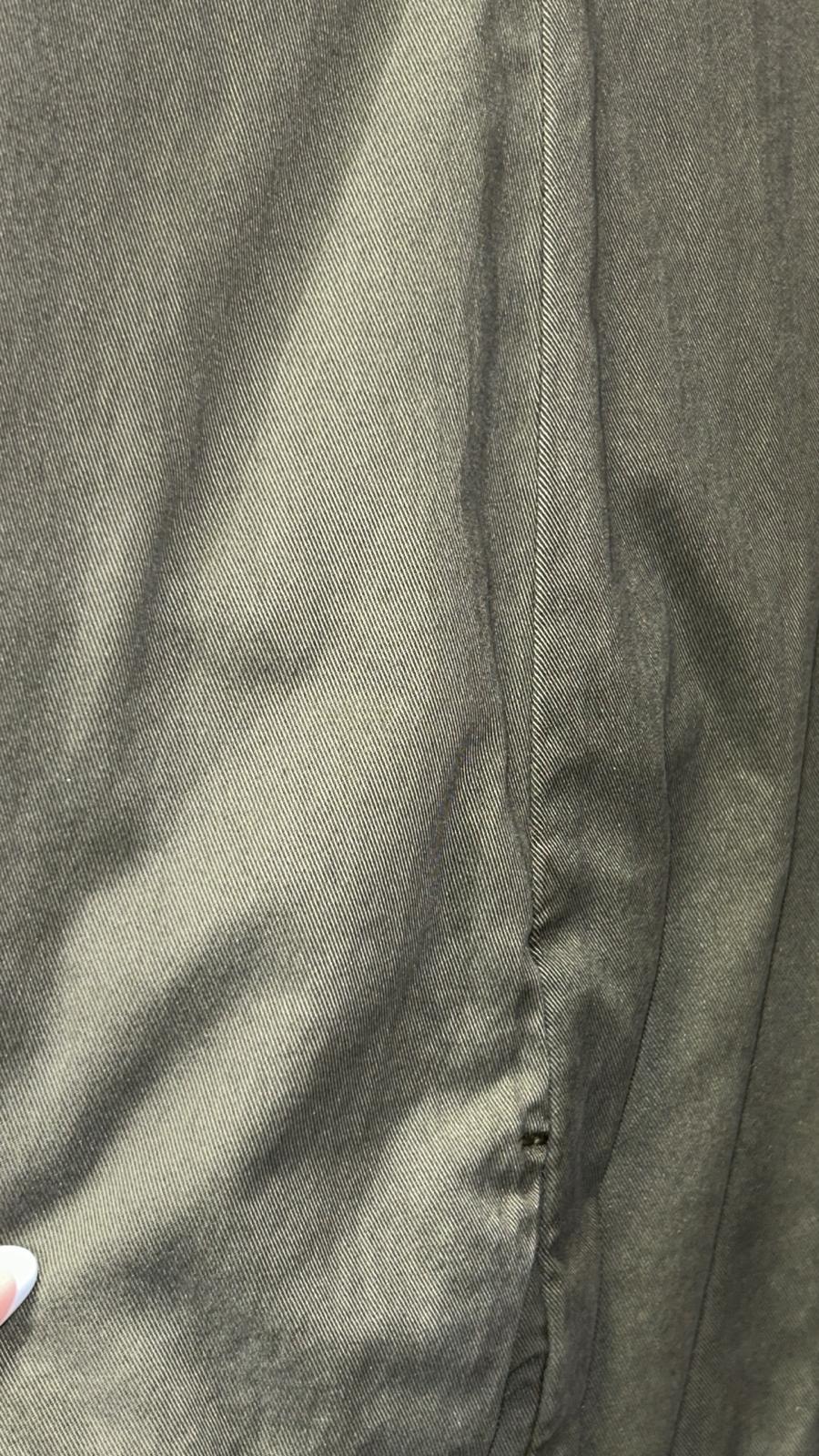 Dettaglio tessuto verde oliva, abbigliamento uomo donna, stile Made in Italy