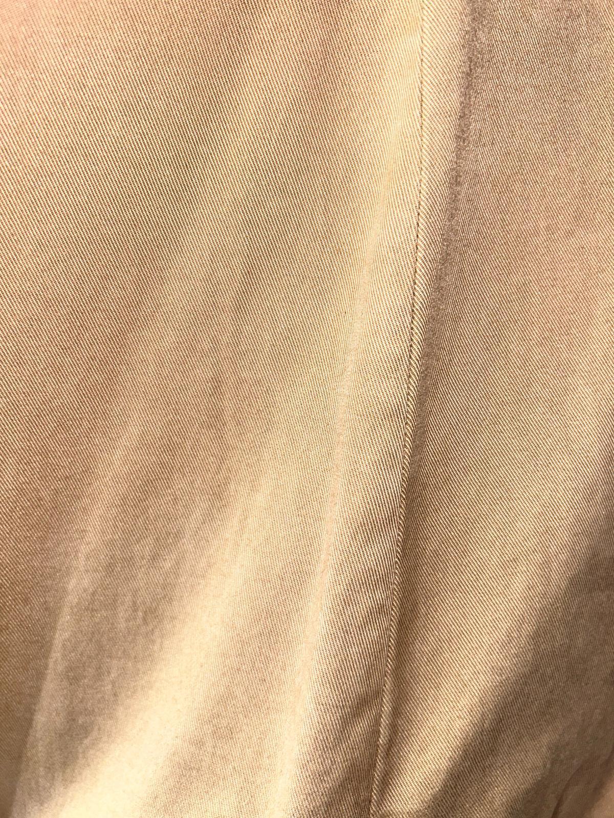 Dettaglio tessuto beige moda uomo donna, trama fine, abbigliamento elegante Made in Italy