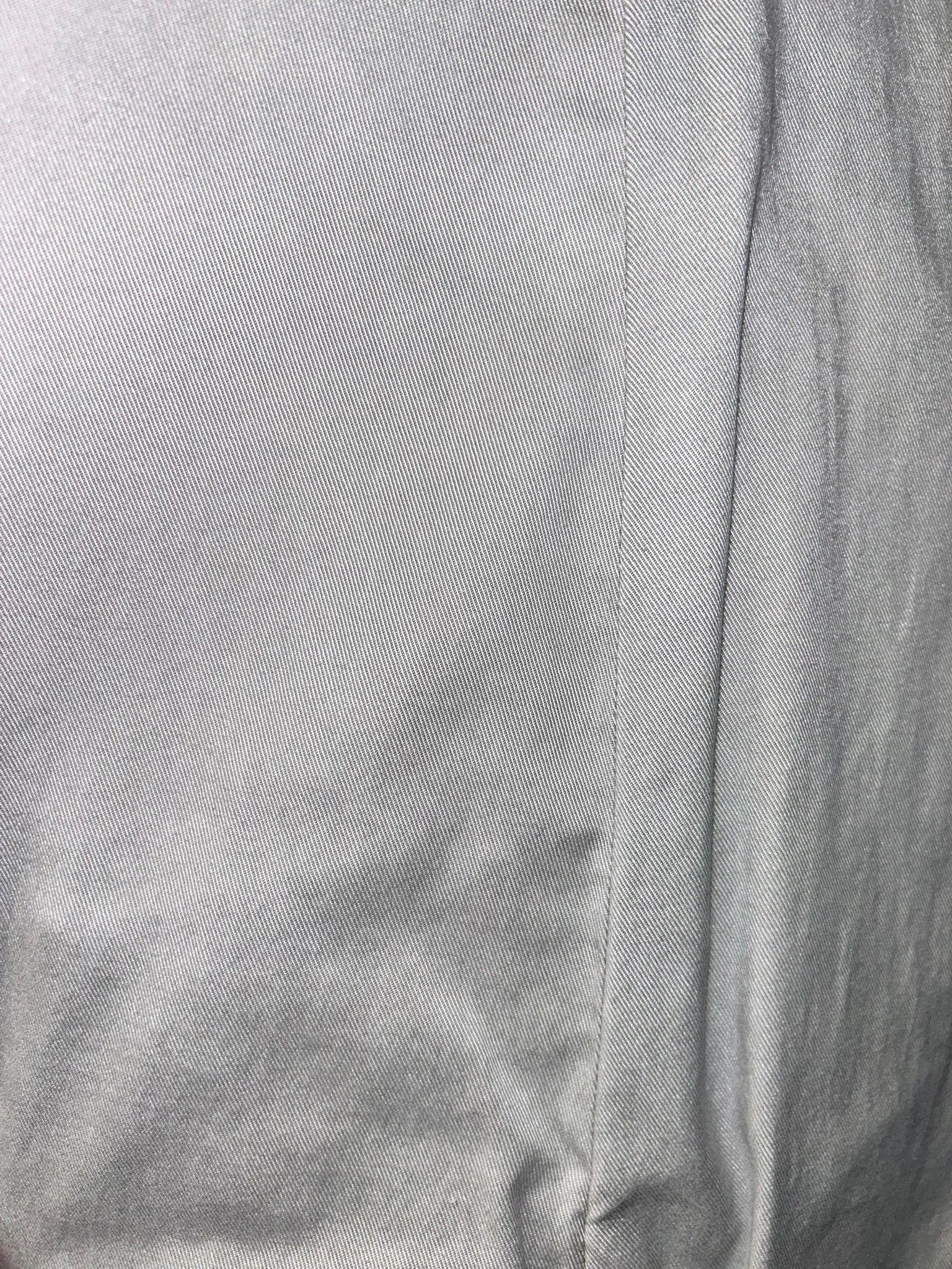 Dettaglio tessuto pantalone elegante grigio chiaro, alta qualità, moda uomo