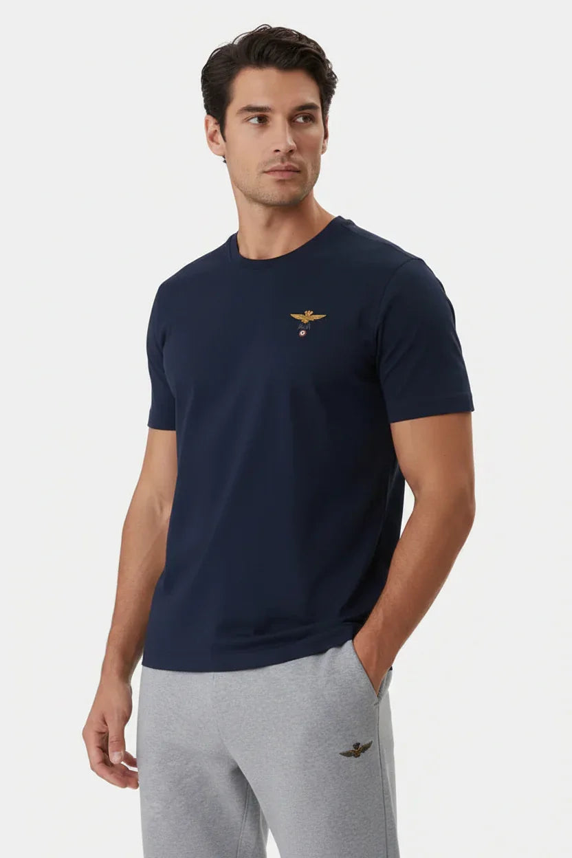 Uomo con t-shirt blu scuro regular fit con logo ricamato sul petto, abbigliamento casual
