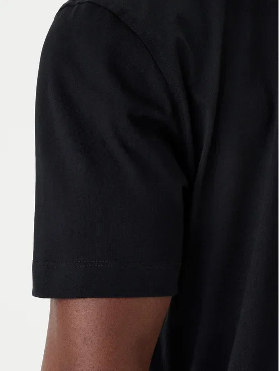 Dettaglio manica t-shirt nera uomo, cotone, vestibilità regular fit