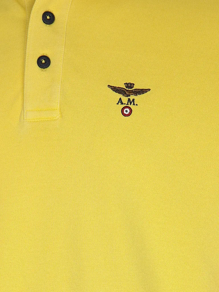 Polo gialla da uomo con bottoni e logo ricamato sul petto, stile casual elegante.