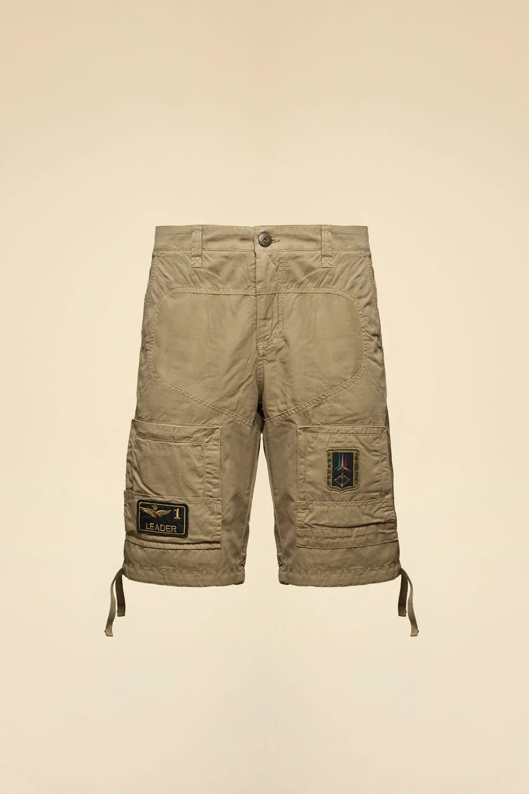 Bermuda uomo beige in gabardina di cotone con tasche cargo e patch militari ricamate.