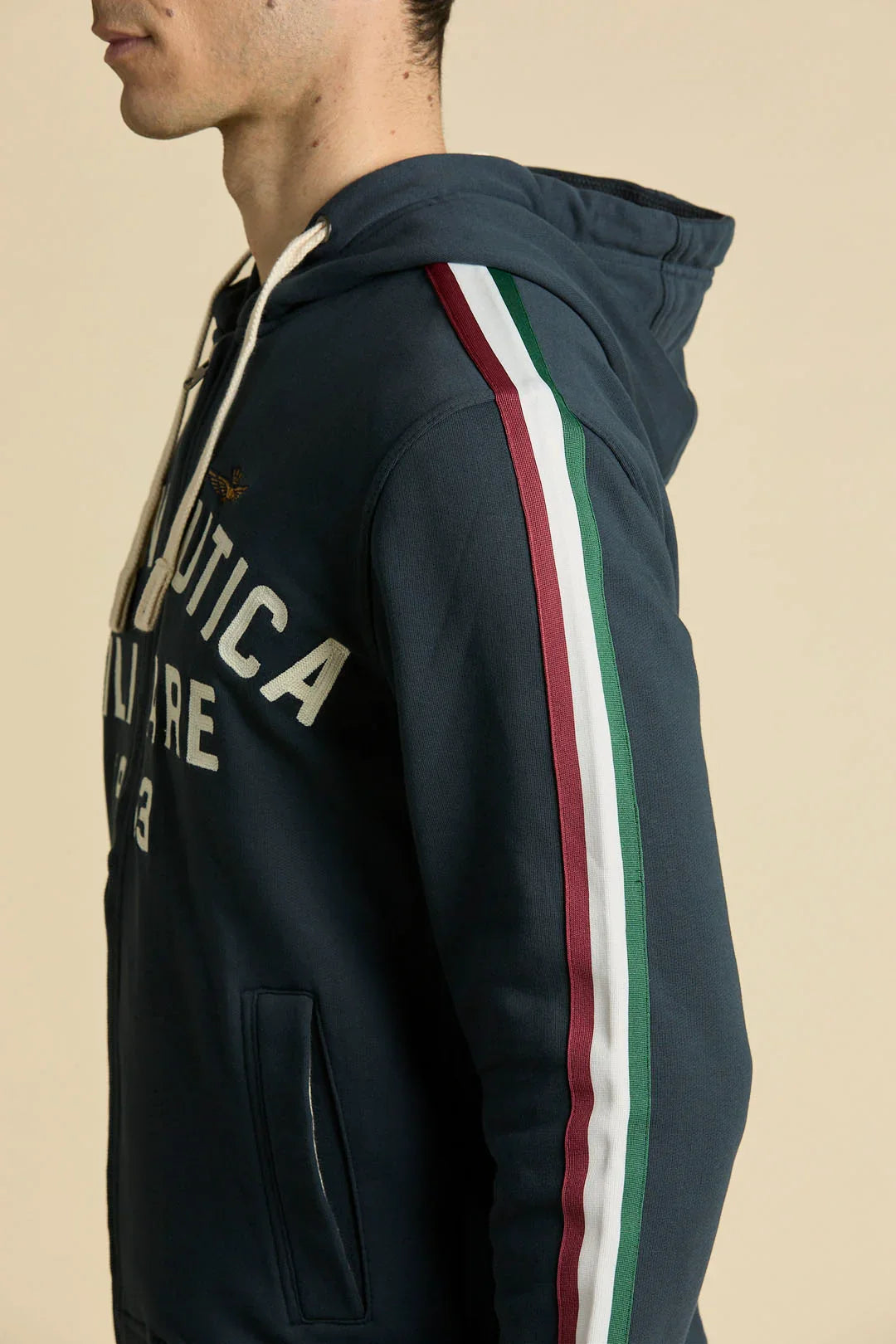 Felpa uomo blu con cappuccio, logo frontale e banda tricolore sulla manica