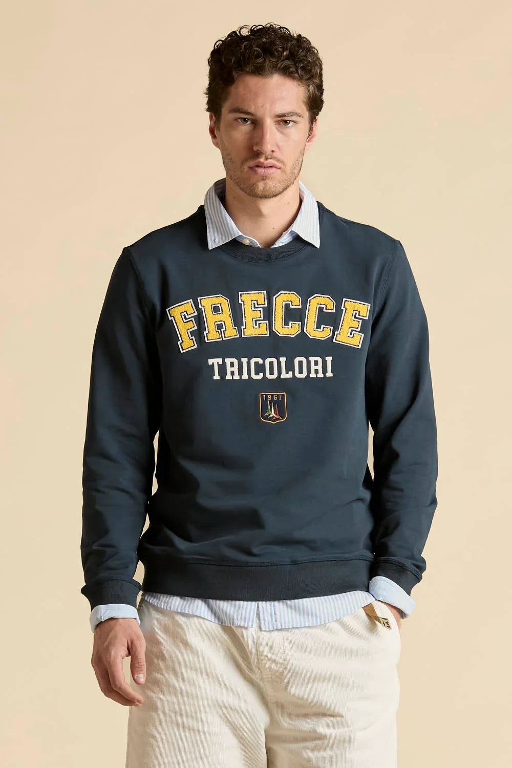 Uomo indossa felpa blu girocollo Frecce Tricolori, scritta gialla, look casual, moda maschile