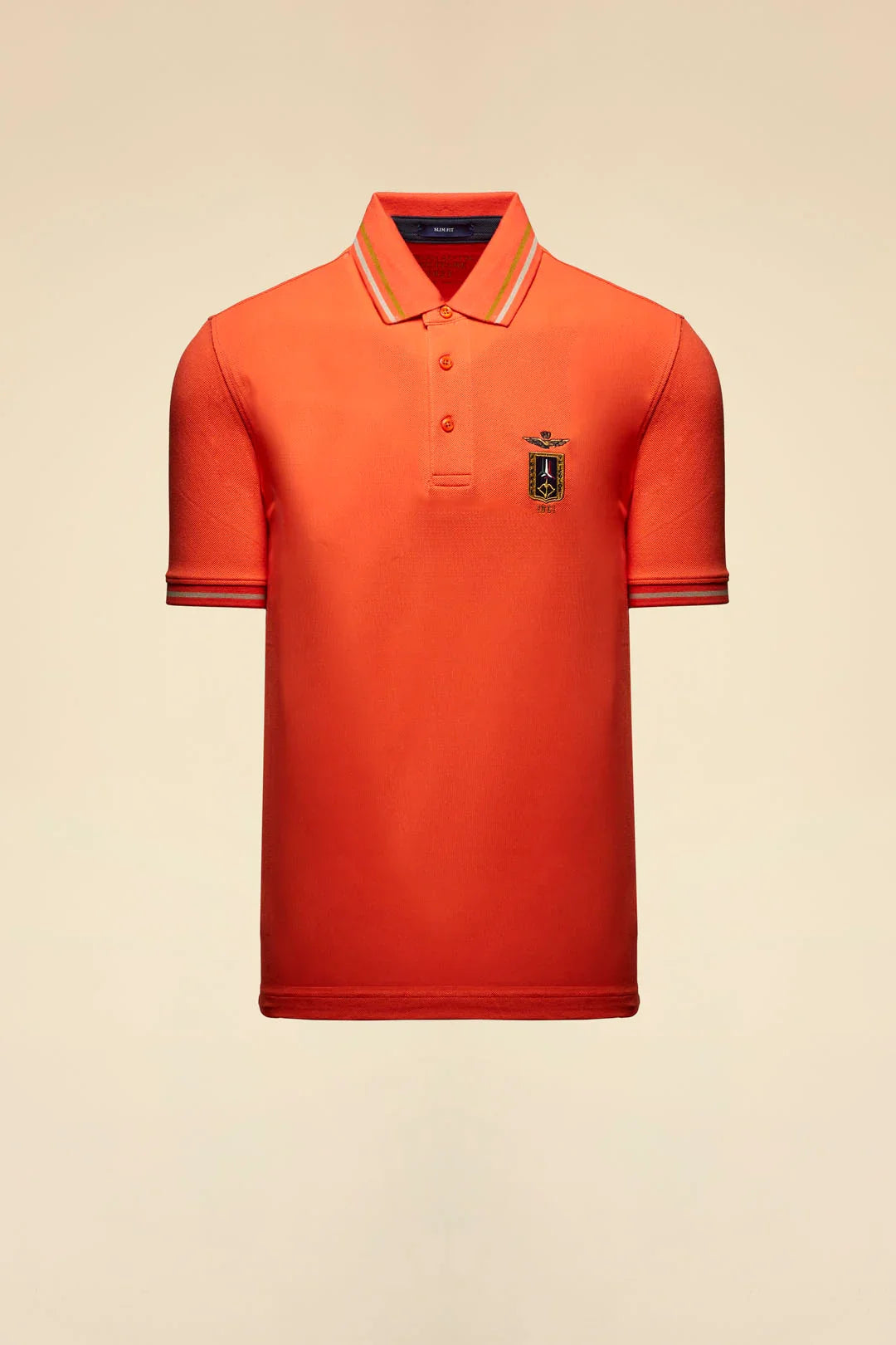 Polo arancione slim fit da uomo con logo ricamato e dettagli tricolore sul colletto.