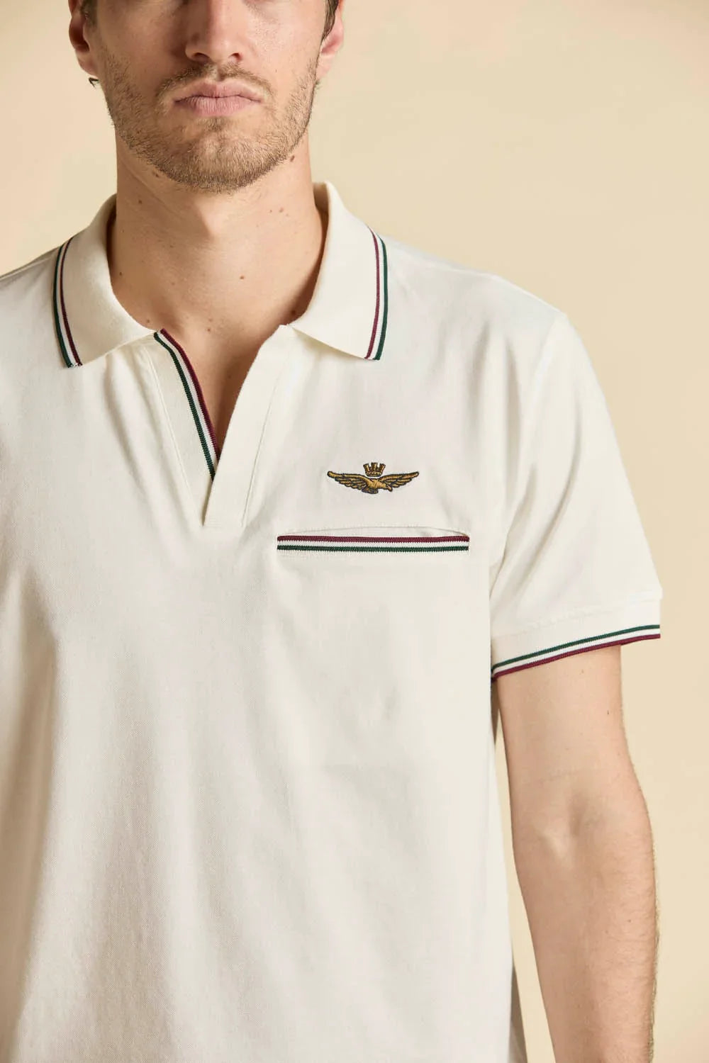 Polo bianca uomo con colletto aperto, taschino sul petto e dettagli tricolore