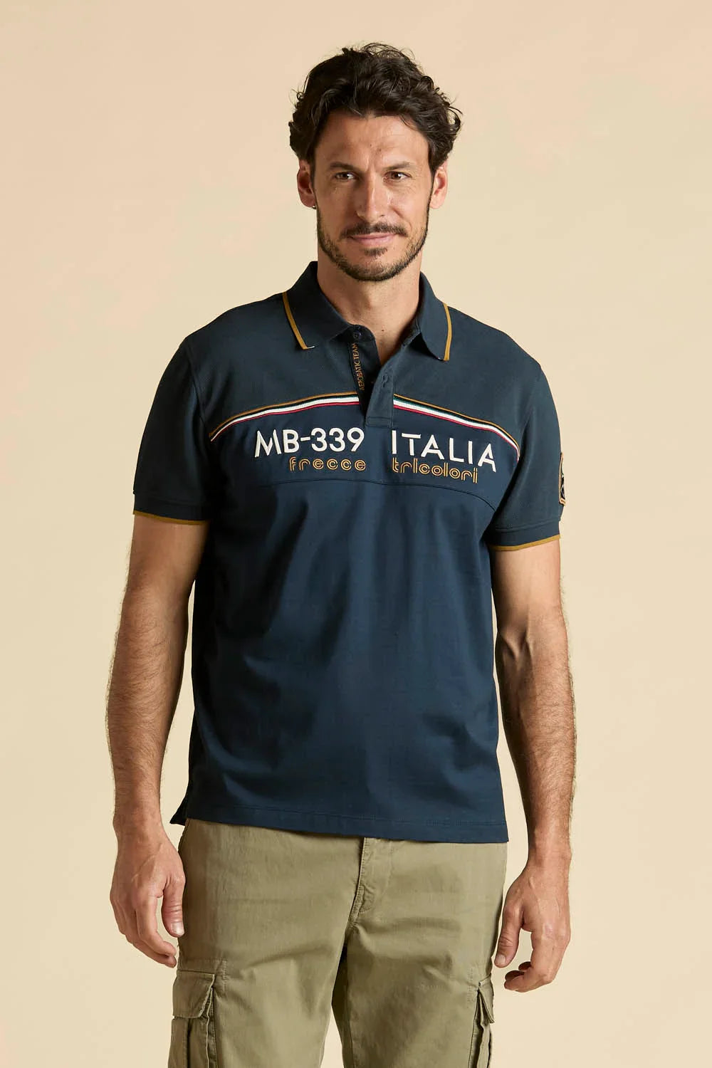 Polo uomo blu con scritta MB-339 Italia Frecce Tricolori, dettagli gialli e colletto a contrasto.