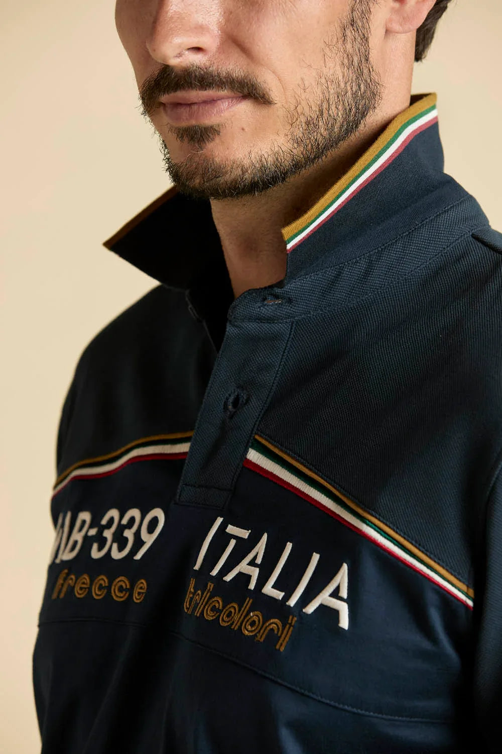 Polo uomo blu con ricami MB-339 Italia Frecce Tricolori e dettagli tricolore sul colletto.