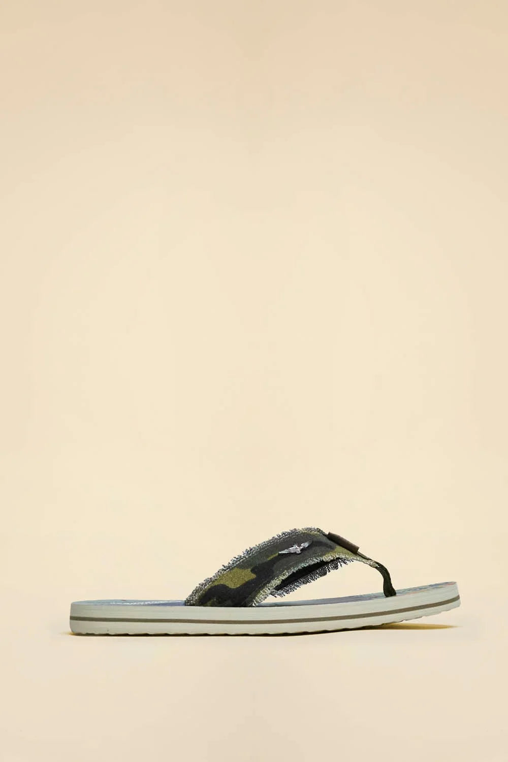 Infradito uomo canvas camouflage con suola bianca, stile casual, fondo neutro