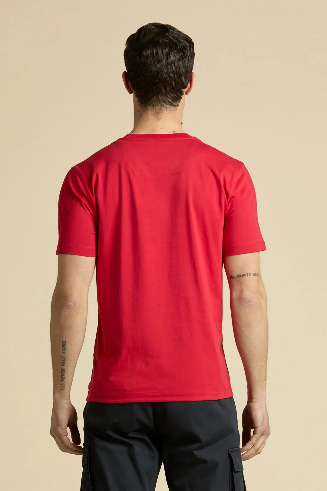 Maglietta rossa uomo a maniche corte vista retro, abbigliamento casual estivo