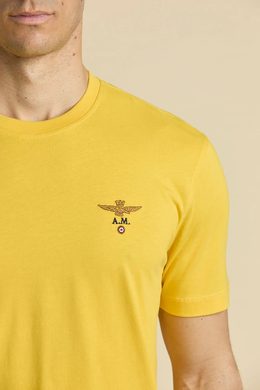 T-shirt gialla uomo a manica corta con logo ricamato petto, stile casual estivo