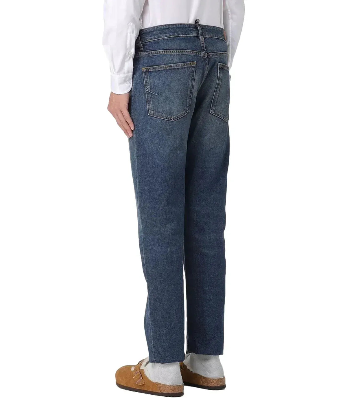 Jeans uomo regular fit in denim blu, tasche posteriori, indossati con camicia bianca.