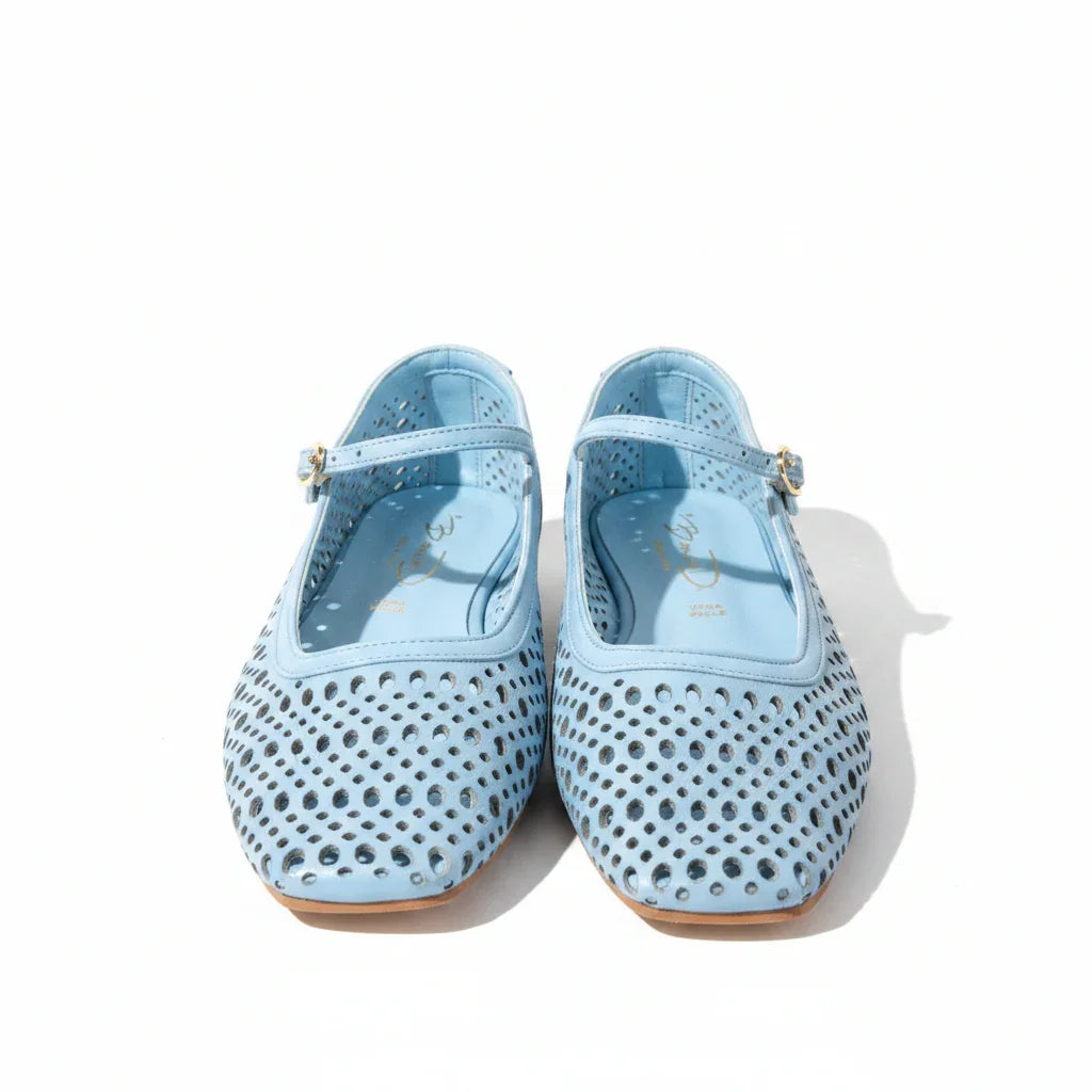 Ballerine azzurre traforate da donna con cinturino, suola beige, stile elegante.