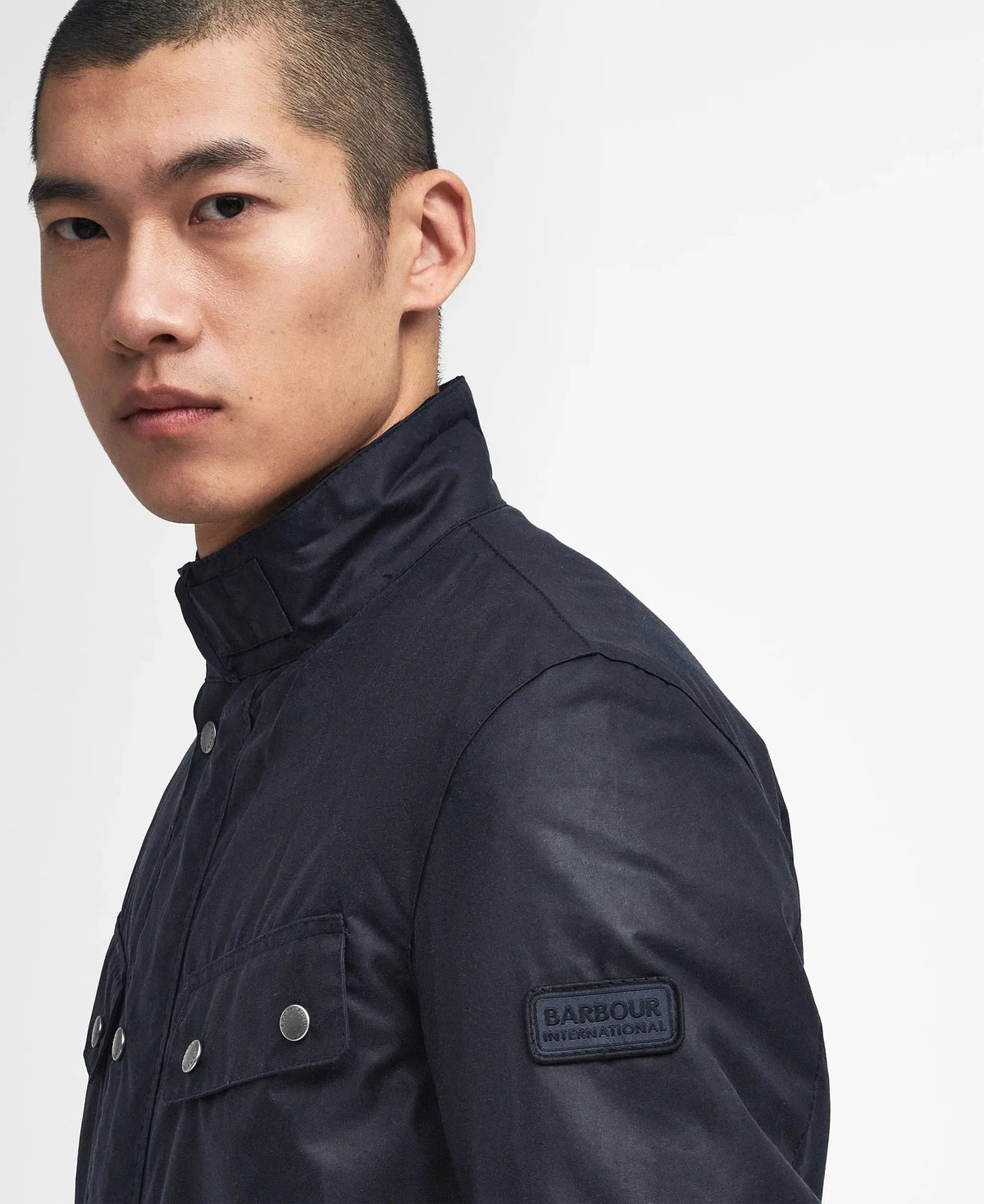 Giacca cerata uomo blu navy con tasche e patch Barbour International sulla manica