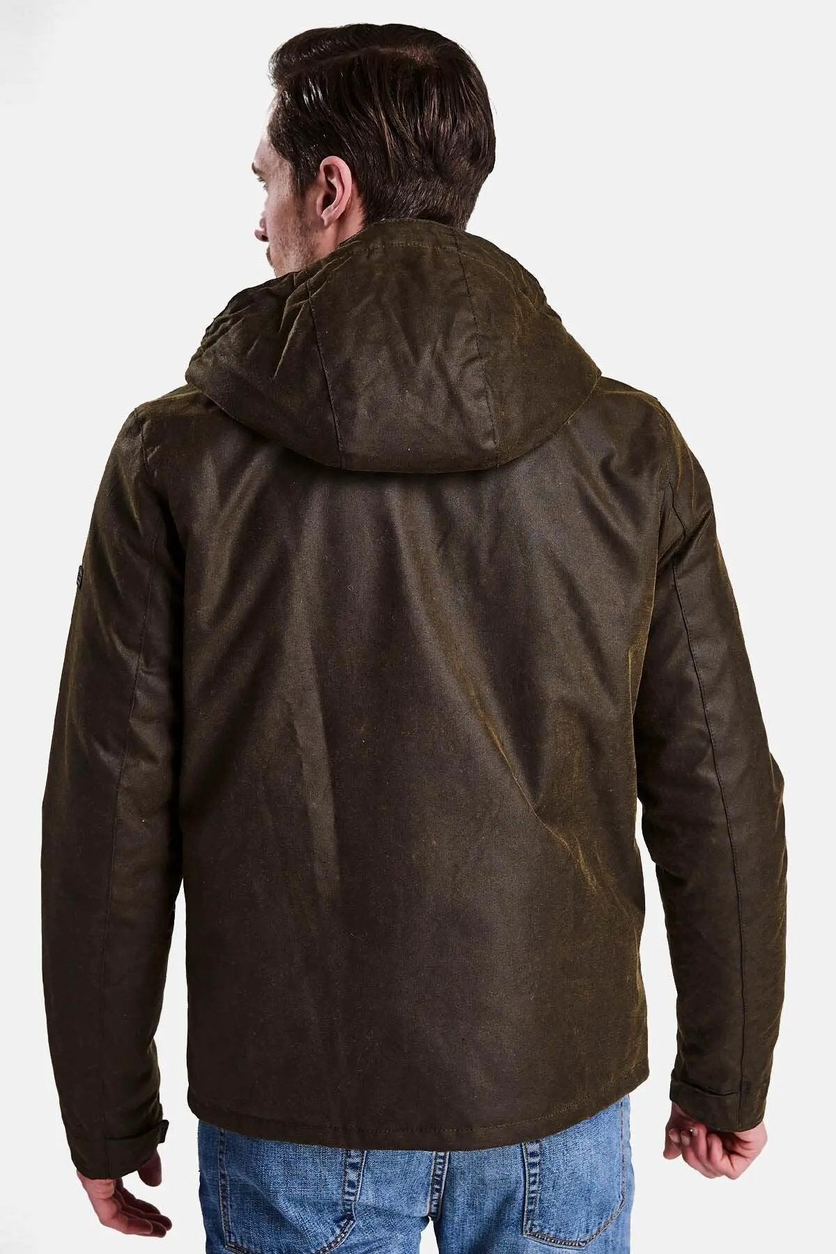 Giacca uomo verde cerato con cappuccio, stile casual, vista posteriore su sfondo neutro