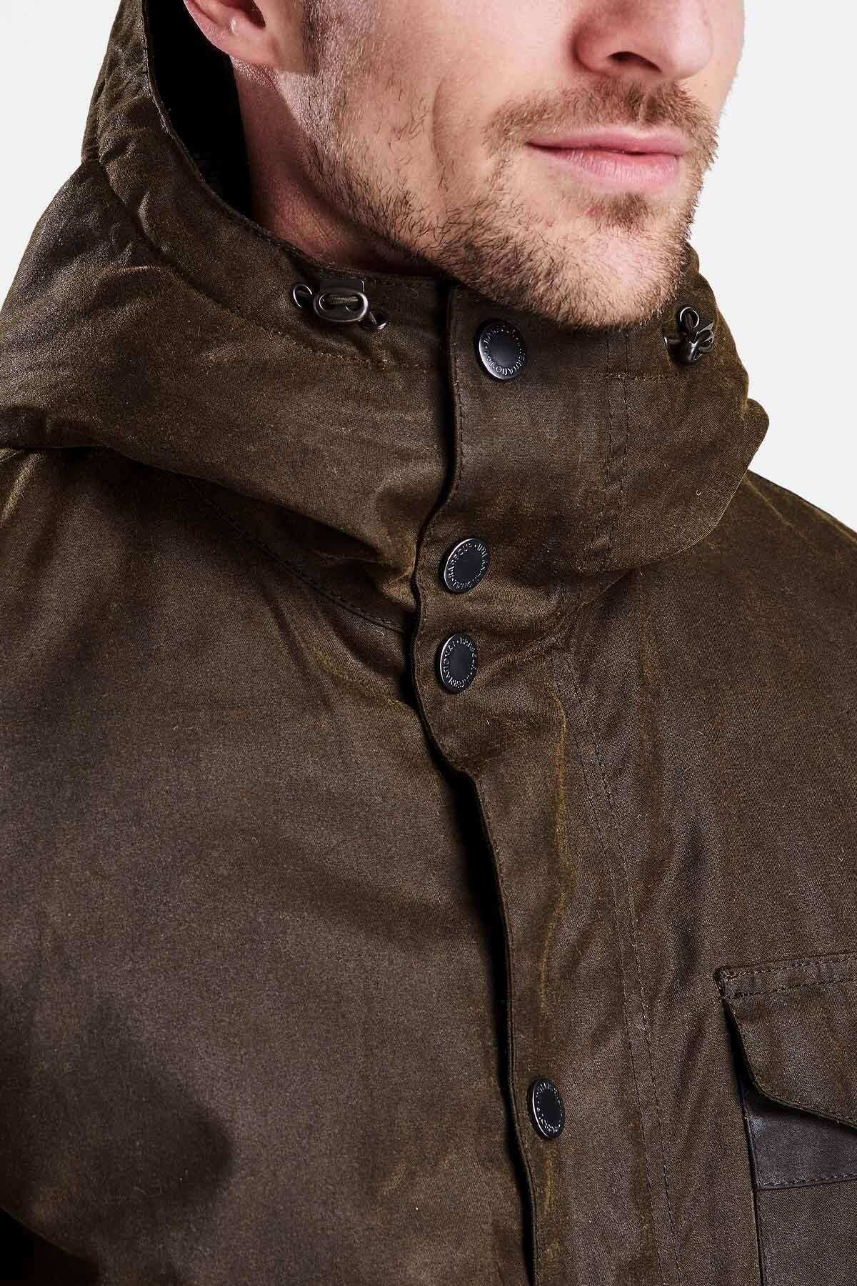Giacca cerata uomo verde oliva con cappuccio e bottoni neri, dettaglio primo piano.