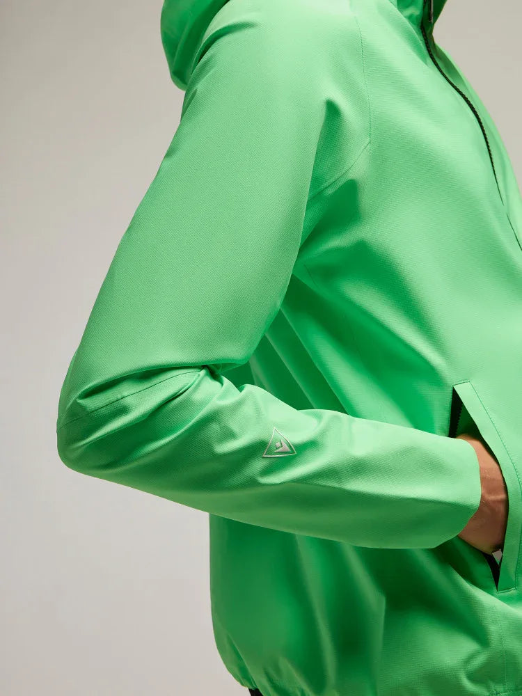 Dettaglio giacca sportiva verde uomo con cappuccio e tasche, logo sul braccio