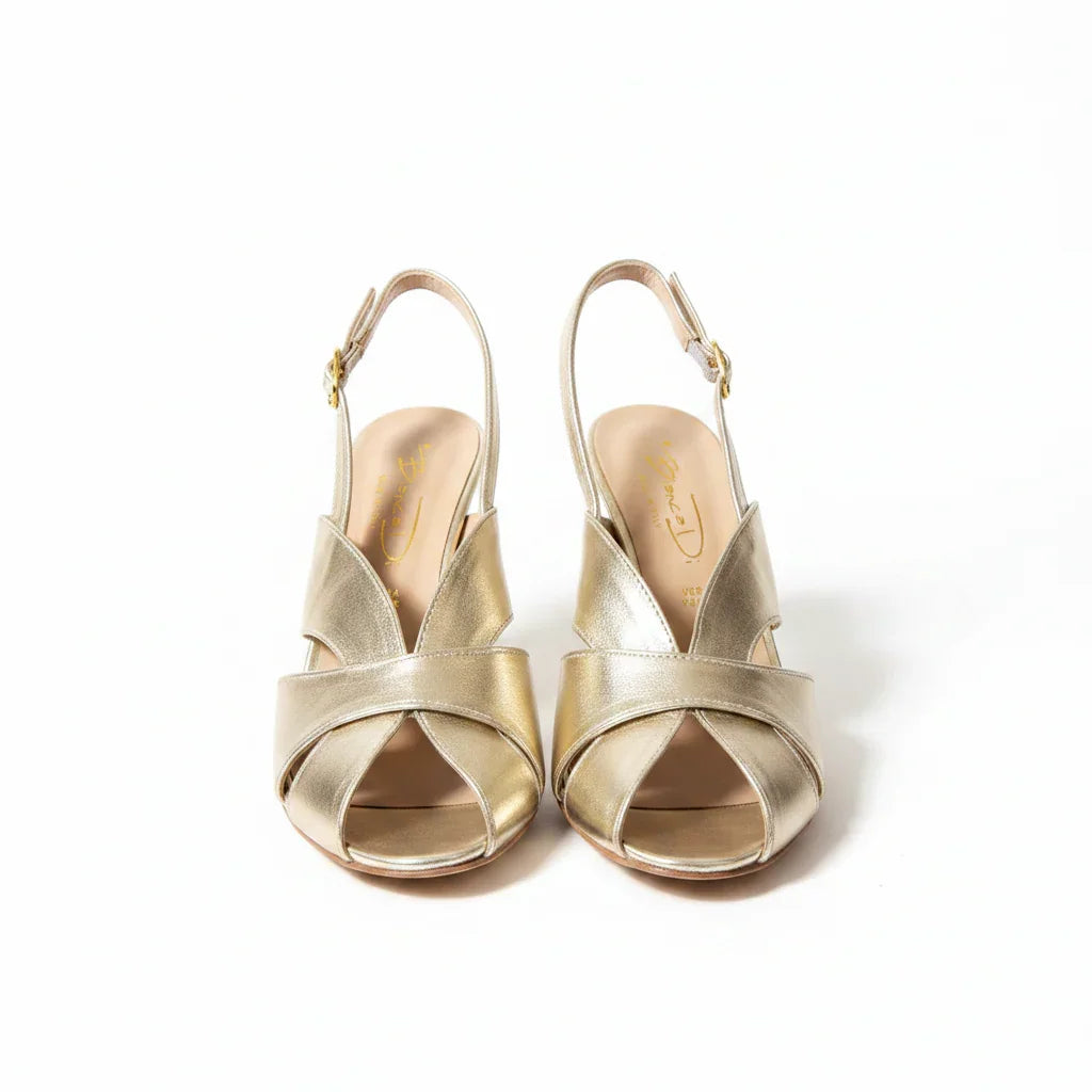 Sandali donna oro con tacco basso e cinturino, eleganti scarpe estive