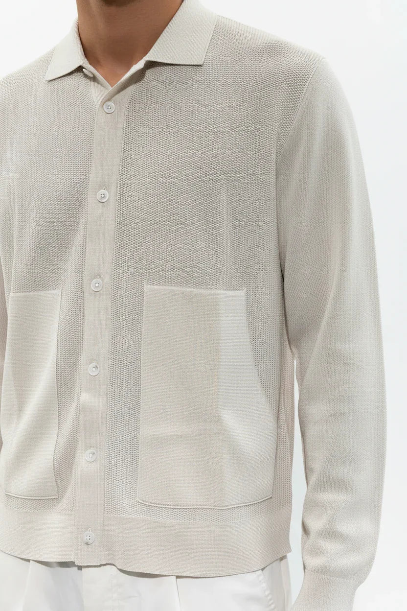 Cardigan uomo beige in maglia leggera con tasche frontali e bottoni, stile elegante