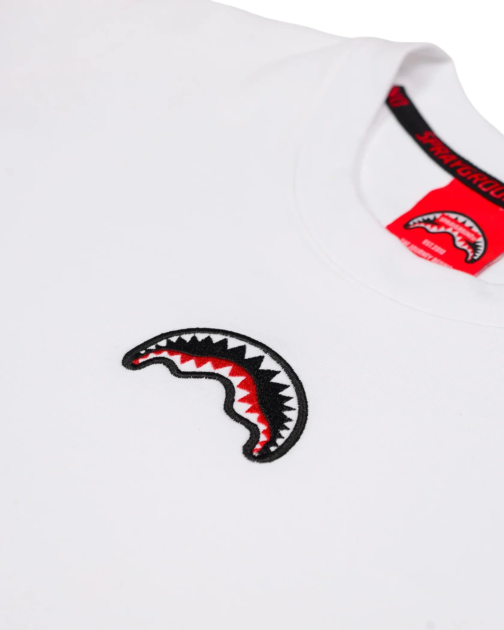 T-shirt bianca uomo con dettaglio ricamo squalo, moda streetwear, collezione nuova