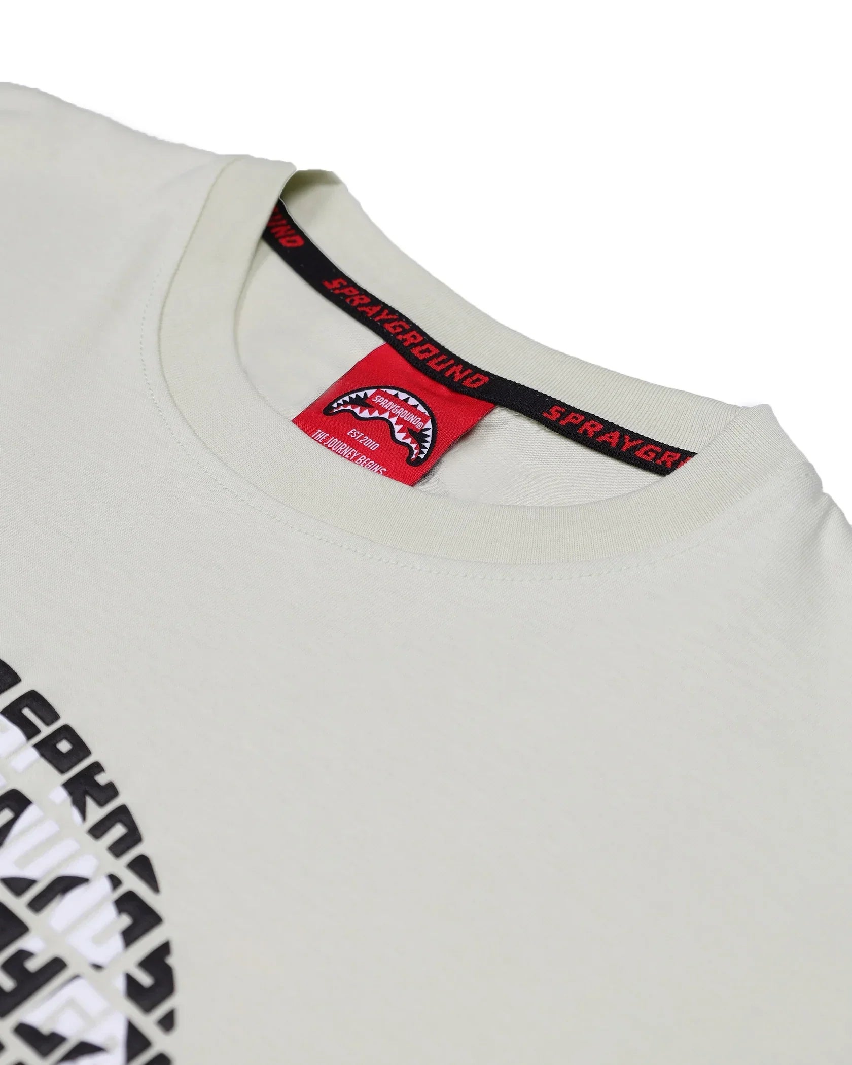 T-shirt bianca da uomo con logo visibile su etichetta interna rossa e stampa grafica nera.