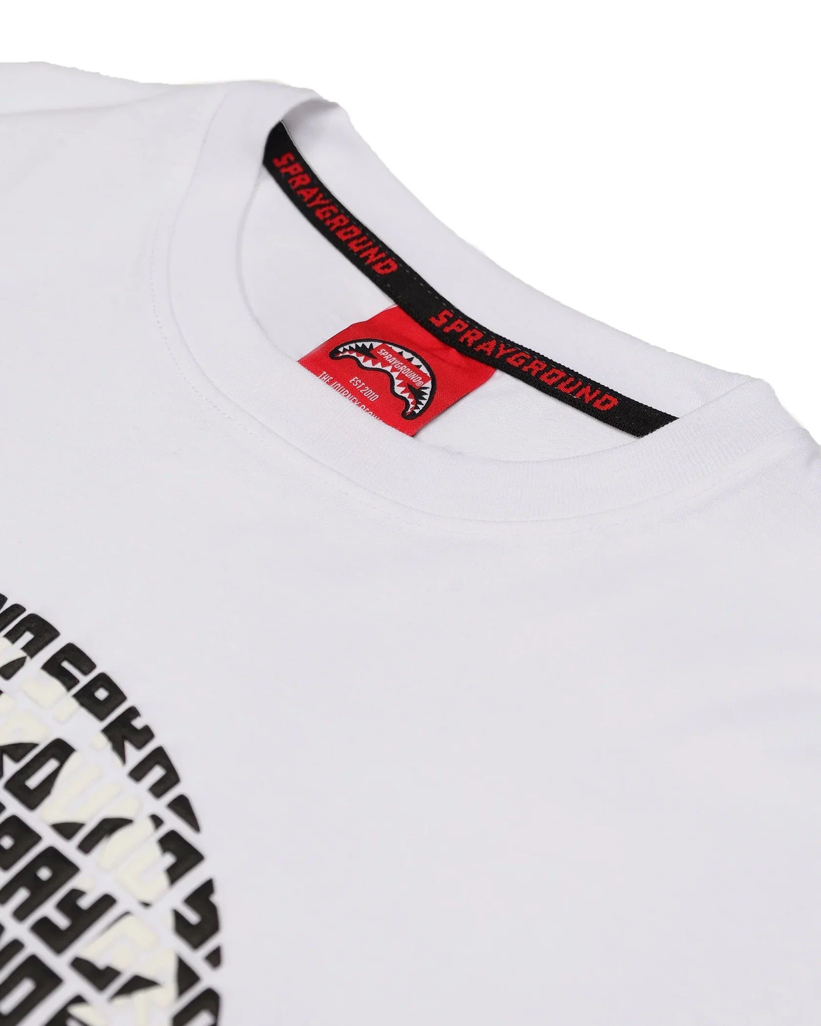 T-shirt bianca uomo Sprayground con stampa grafica nera e dettagli logo su etichetta colletto.