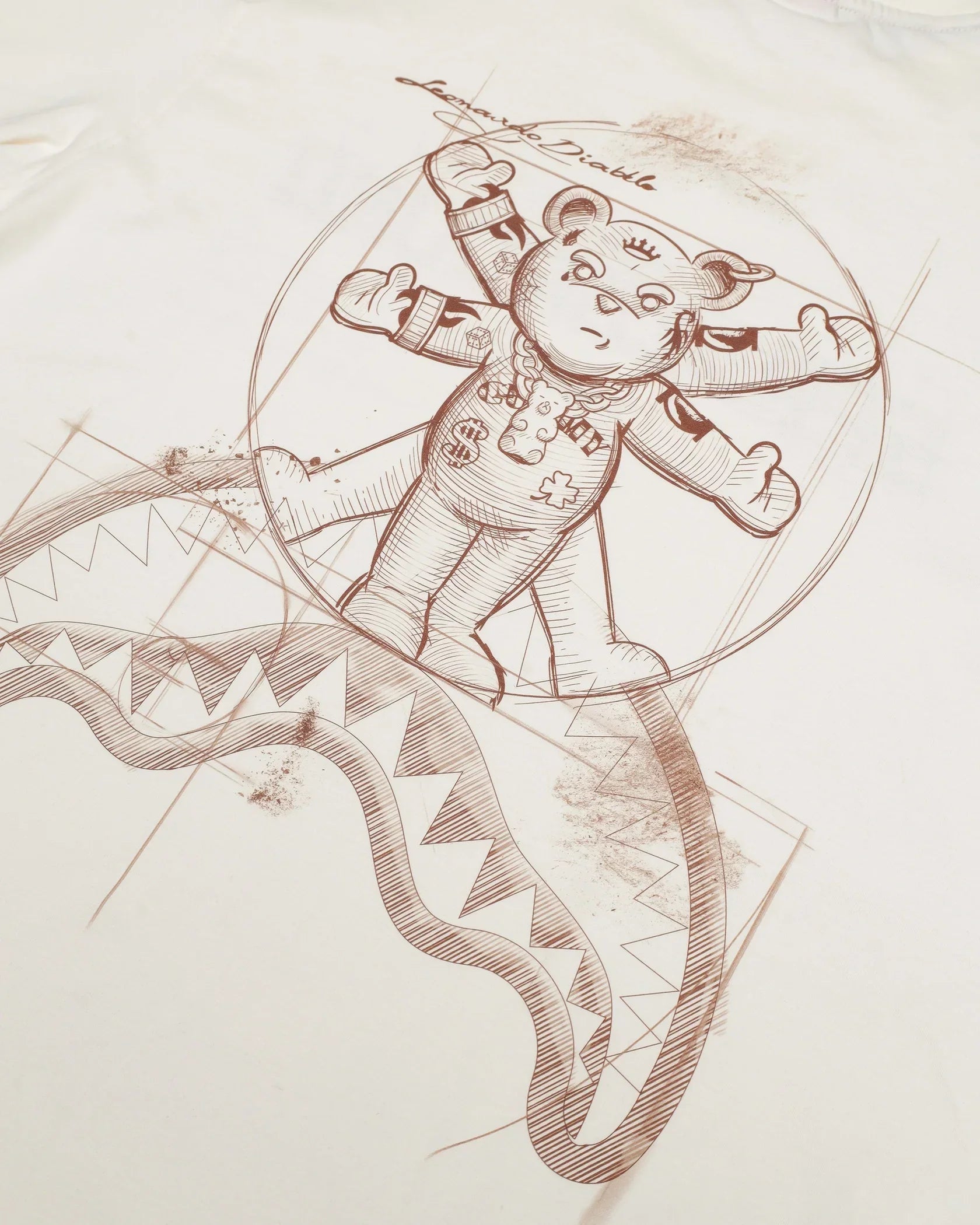 Disegno stilizzato di orso su t-shirt bianca, ispirato al Vitruviano, moda uomo donna