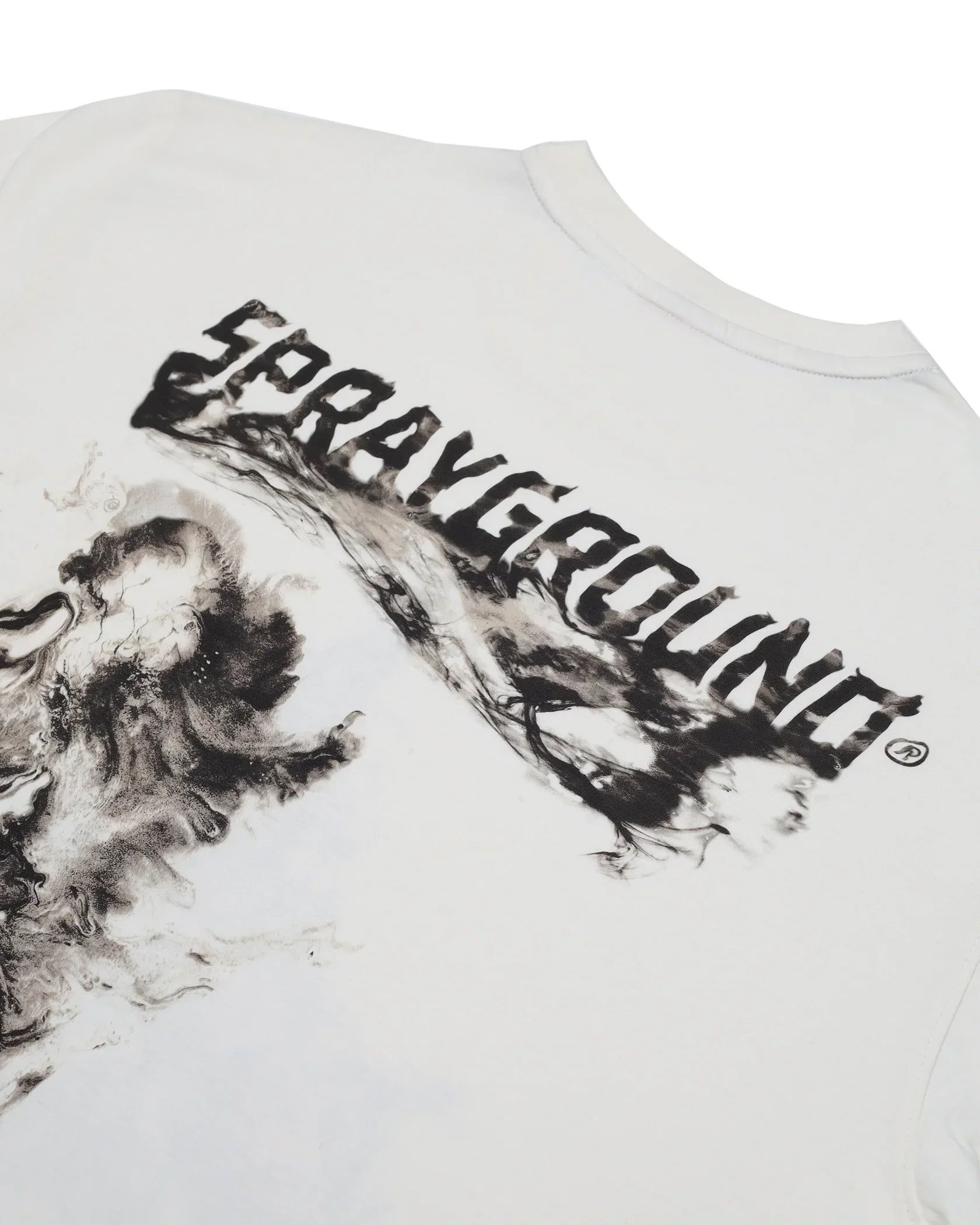 Maglietta bianca uomo con stampa nera Sprayground e dettagli effetto fumo sul retro.