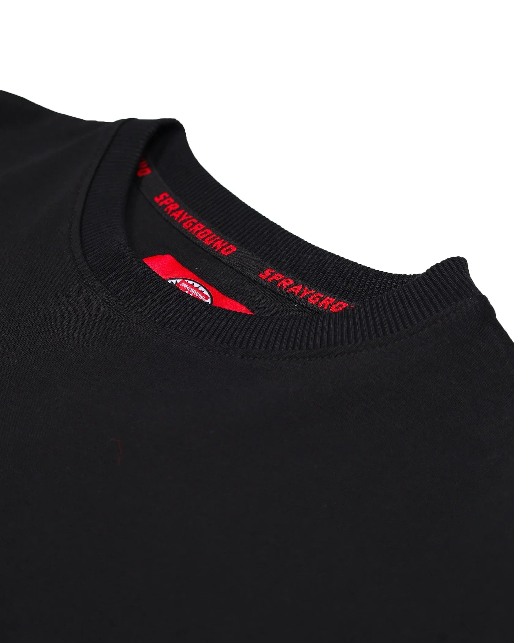 Dettaglio collo girocollo di felpa nera uomo SPRAYGROUND, tessuto in cotone, scritta rossa interna
