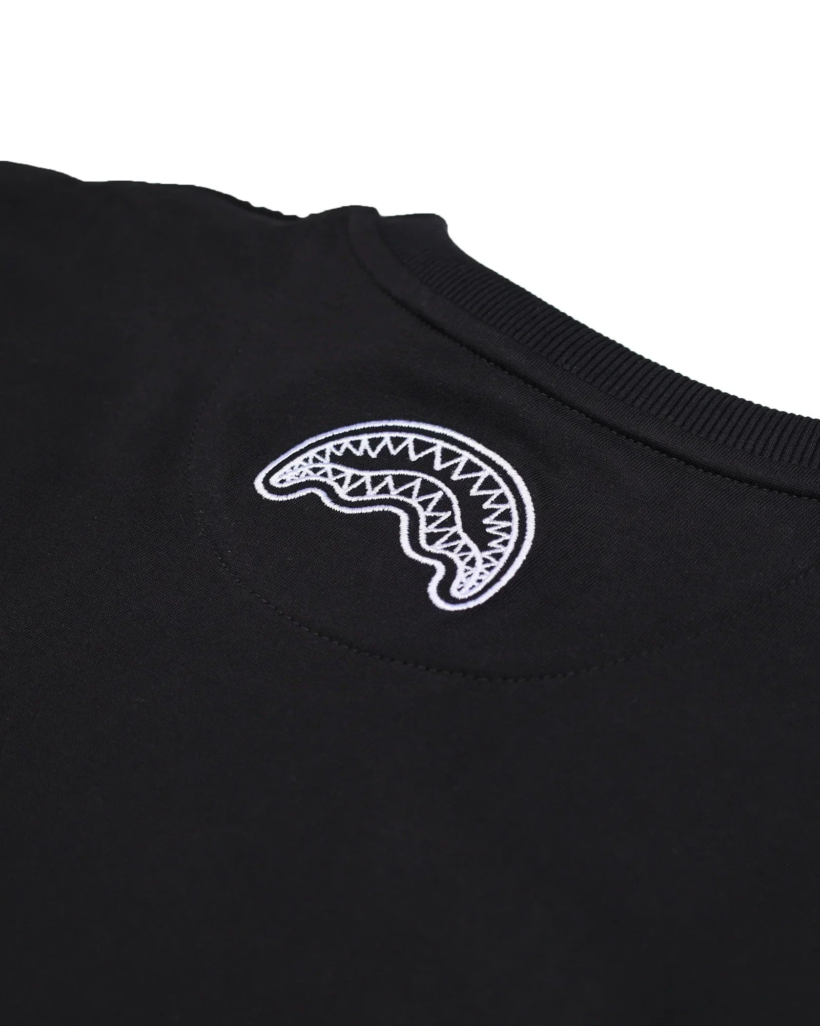 Dettaglio ricamo bianco su felpa nera uomo, moda casual Made in Italy