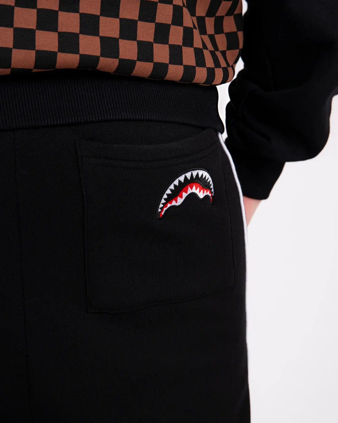 SPRAYGROUND Pantaloni Felpa Checkered Contrast Over SP934G - Dettaglio Logo Retro