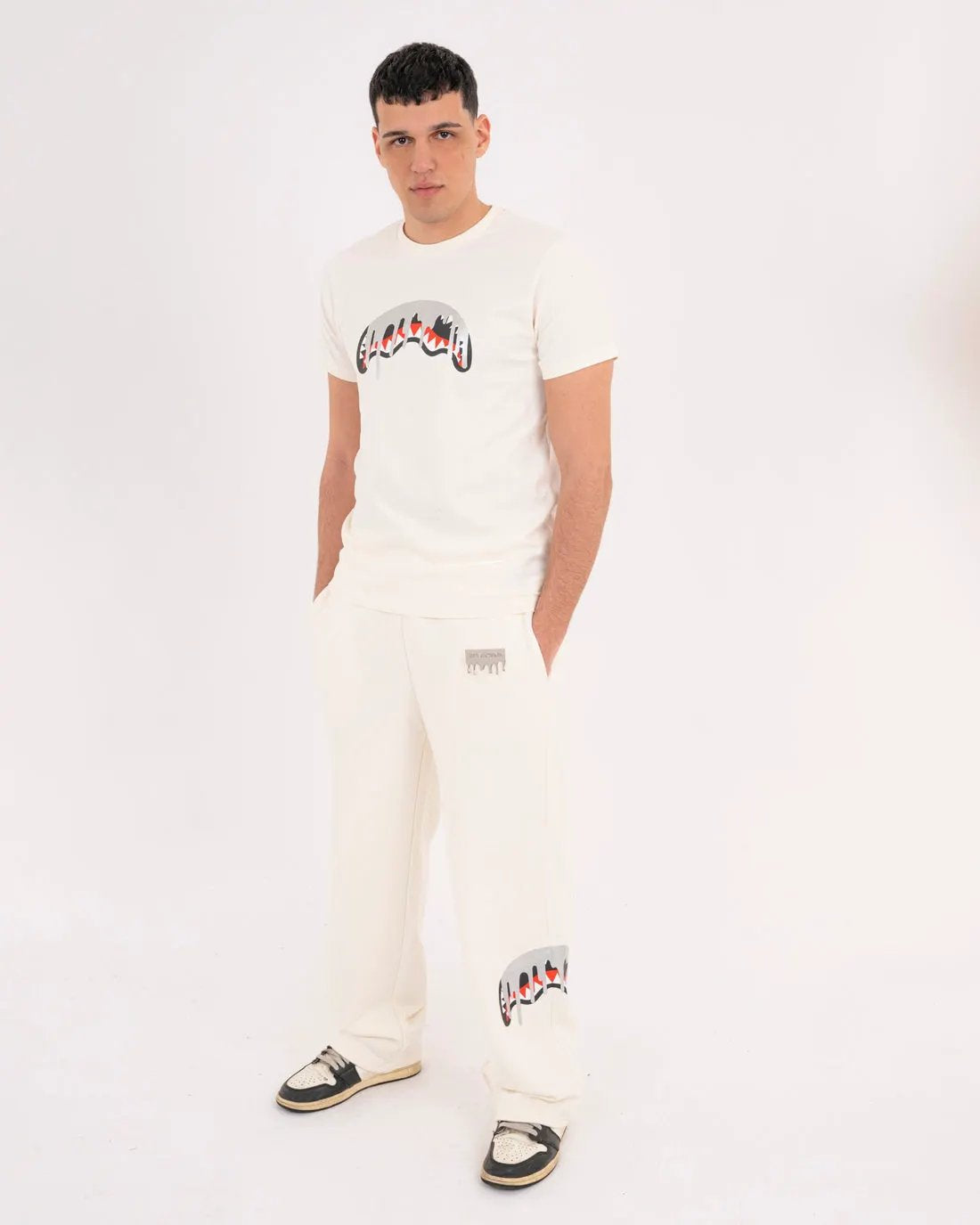 SPRAYGROUND Pantalone tuta Silver Drip Over Ivory - Dettaglio logo argento a goccia