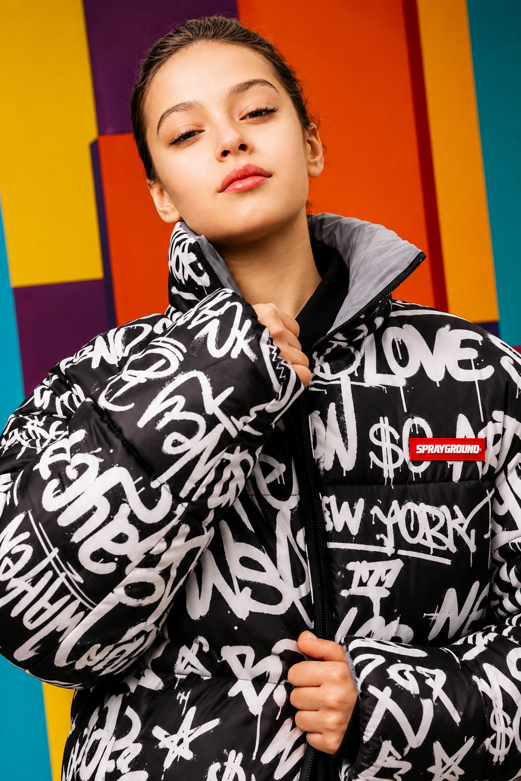 Sprayground SP942 Graffiti Reflective Double Padded Jacket - Vista laterale indossata
