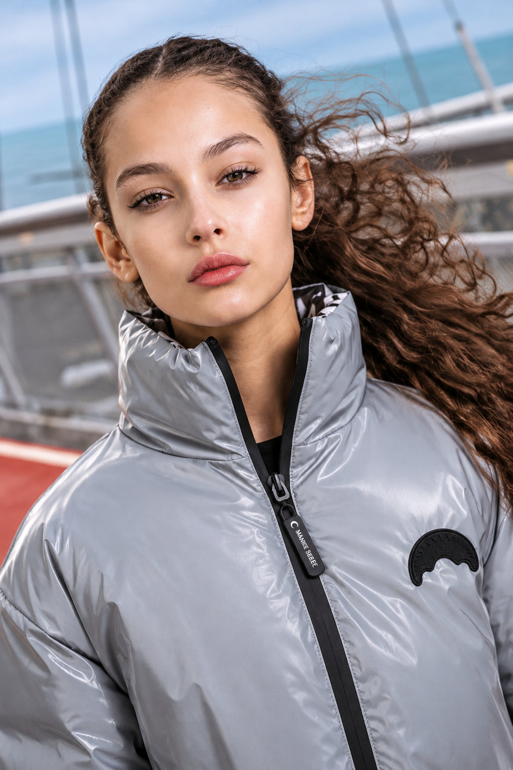 Sprayground SP942 Graffiti Reflective Double Padded Jacket - Dettaglio zip e tasca
