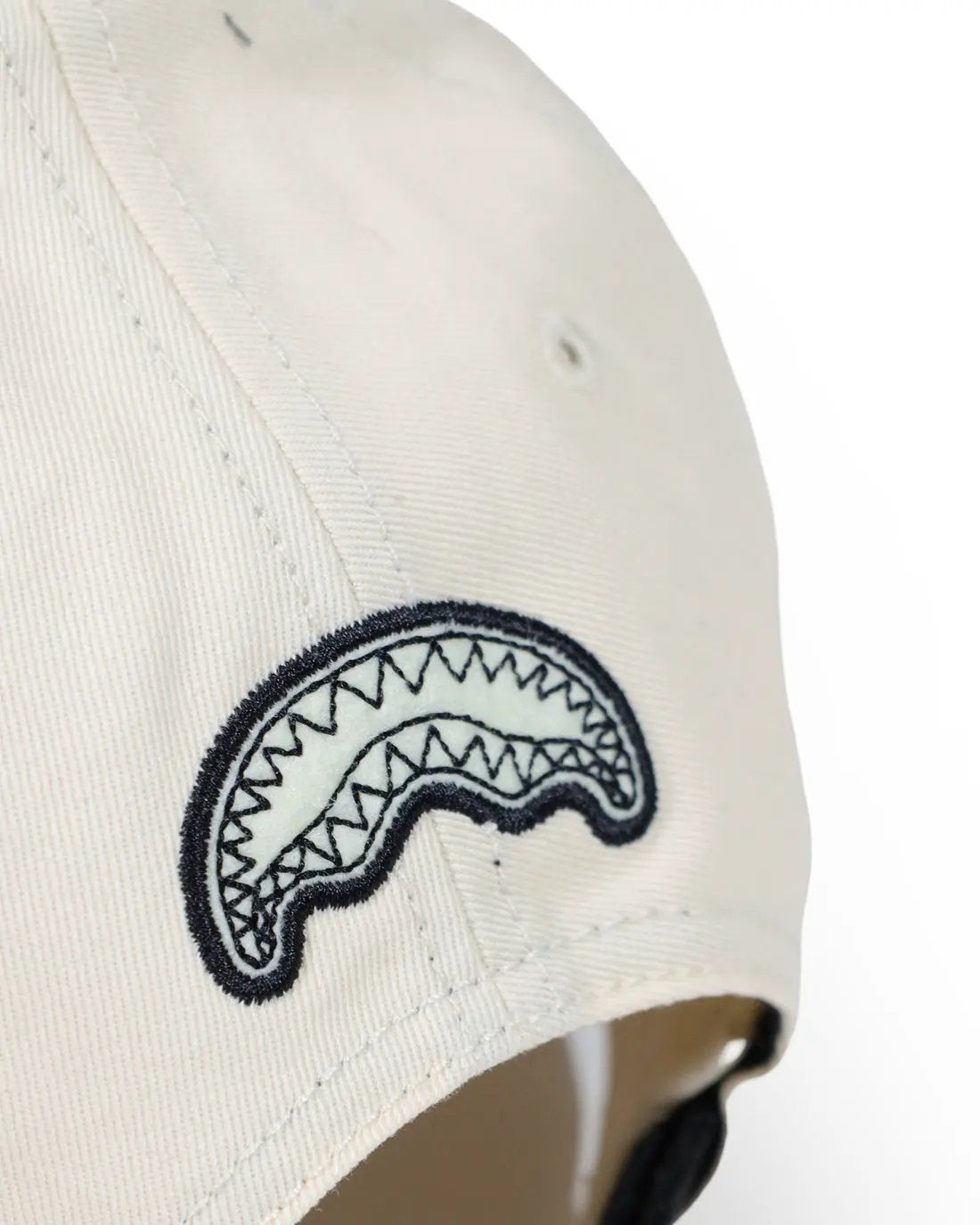 Sprayground Pure Cap Cream dettaglio chiusura posteriore regolabile