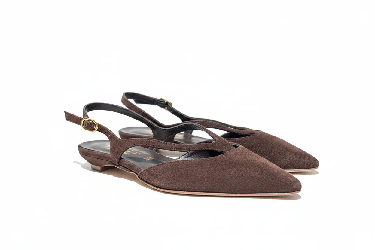 Scarpe slingback donna in camoscio marrone con punta a triangolo e fibbia oro