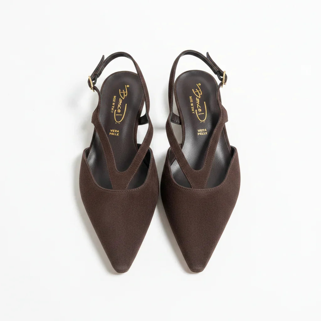 Décolleté slingback donna in pelle marrone punta sfilata su sfondo bianco