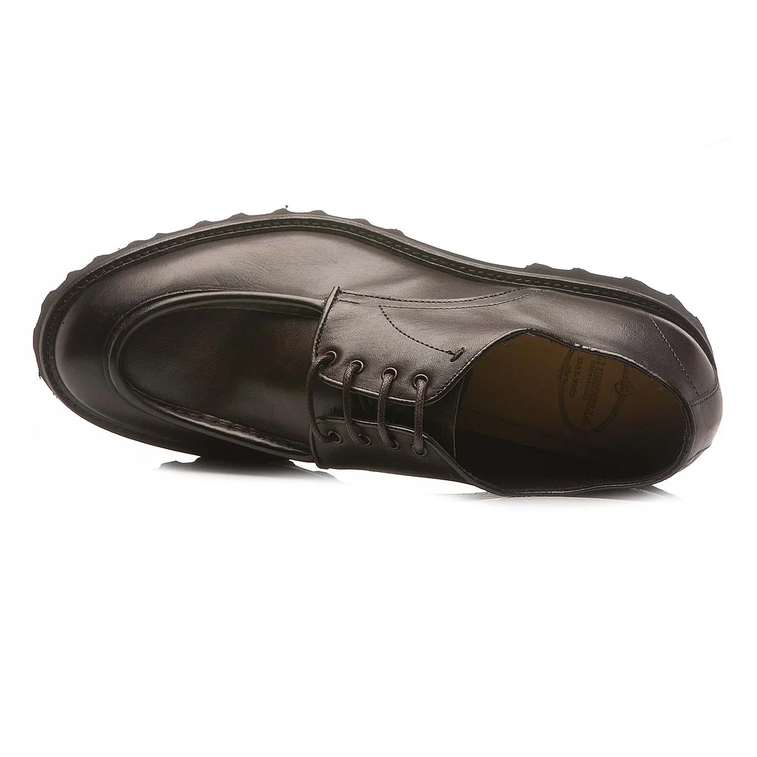 Scarpa uomo elegante in pelle nera, stringata, su fondo bianco, calzatura Made in Italy