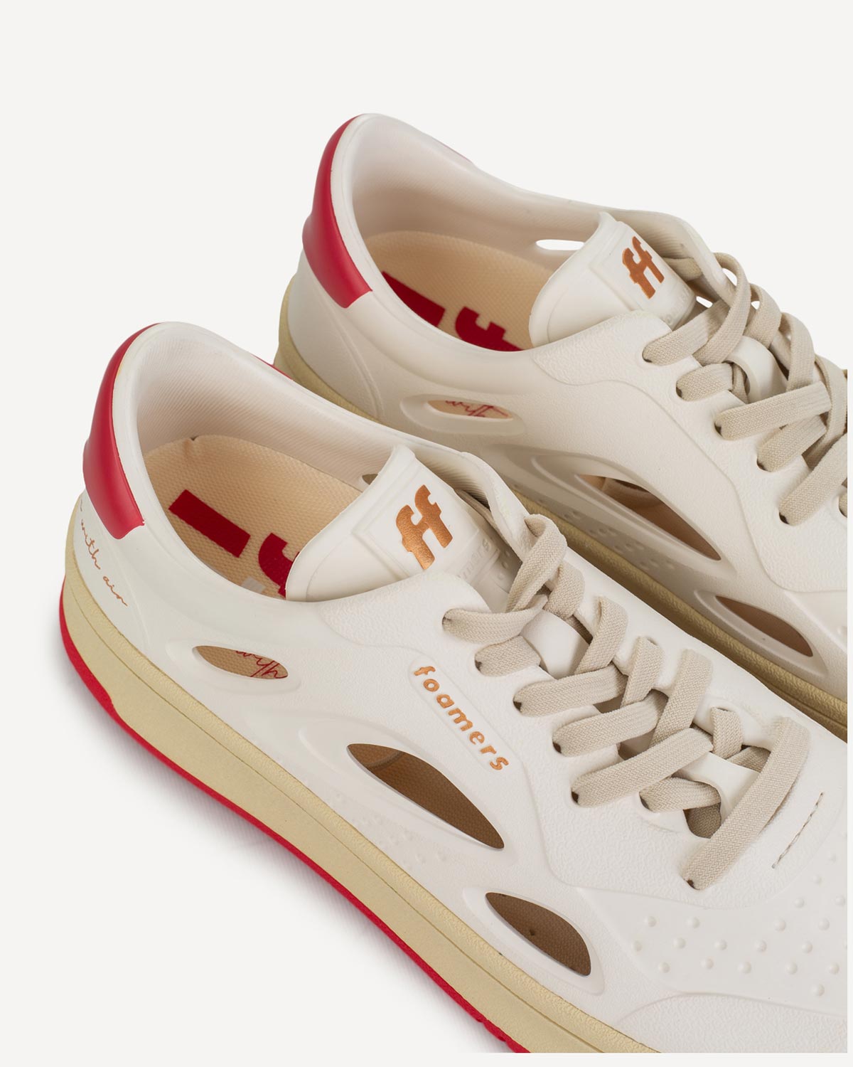 Baskets FOAMERS F2 004 OFF WHITE ROUGES en caoutchouc EVA