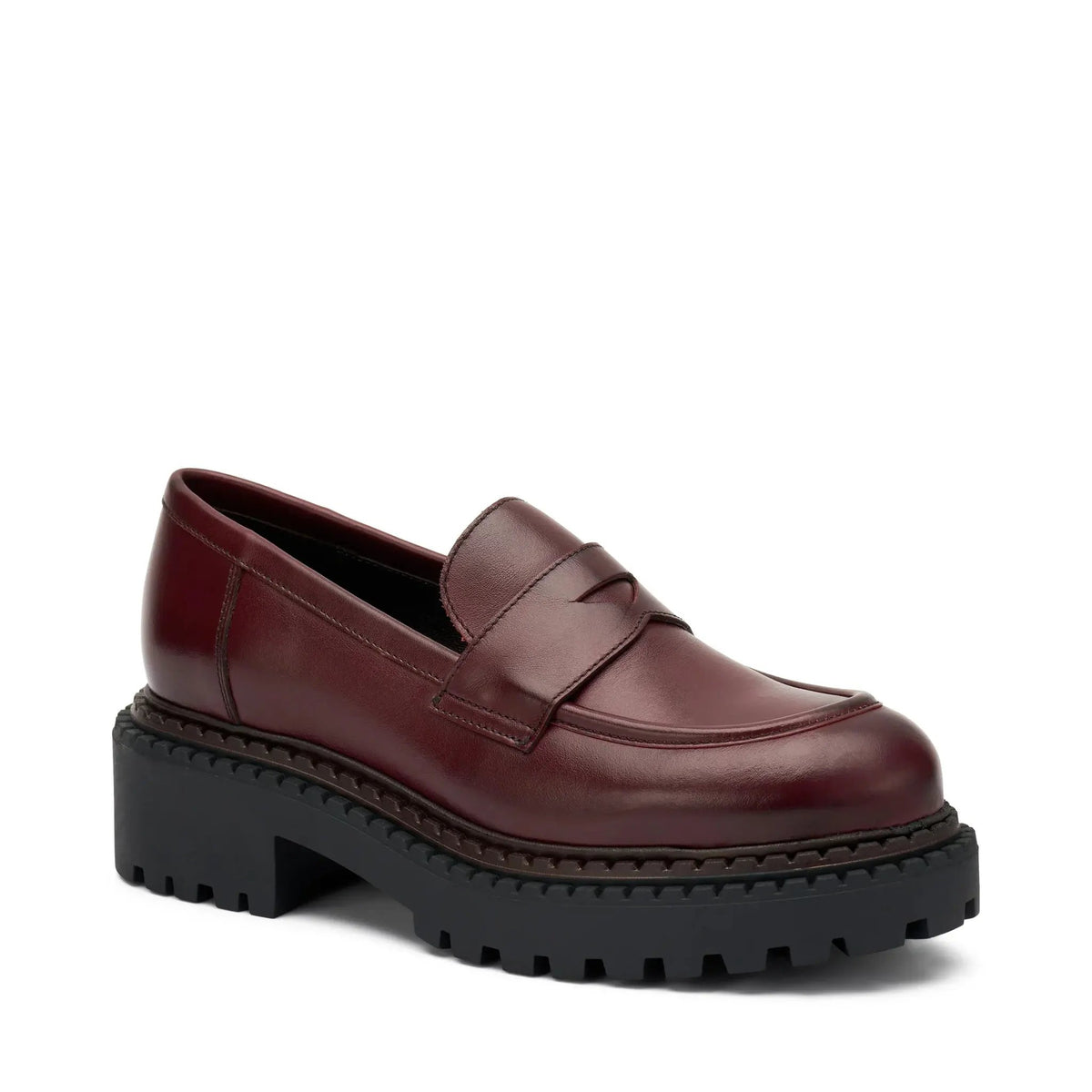 Mocassino donna bordeaux in pelle con suola carrarmato nera, stile elegante e moderno