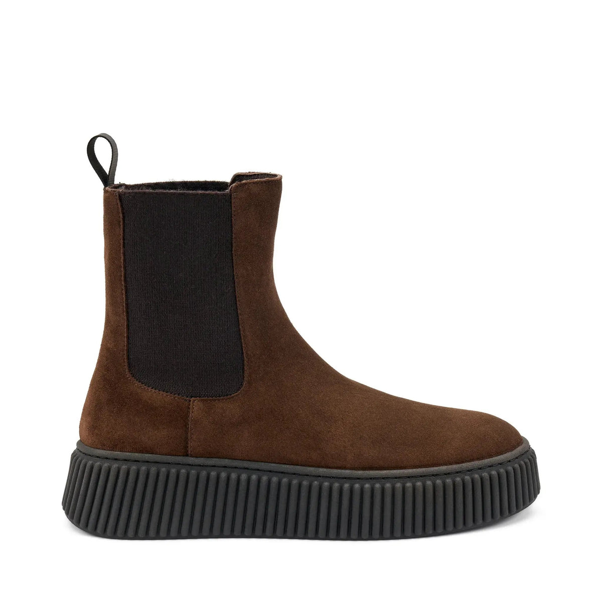 Stivaletto Beatles donna in suede marrone con elastico laterale e suola alta nera, moda autunno inverno.