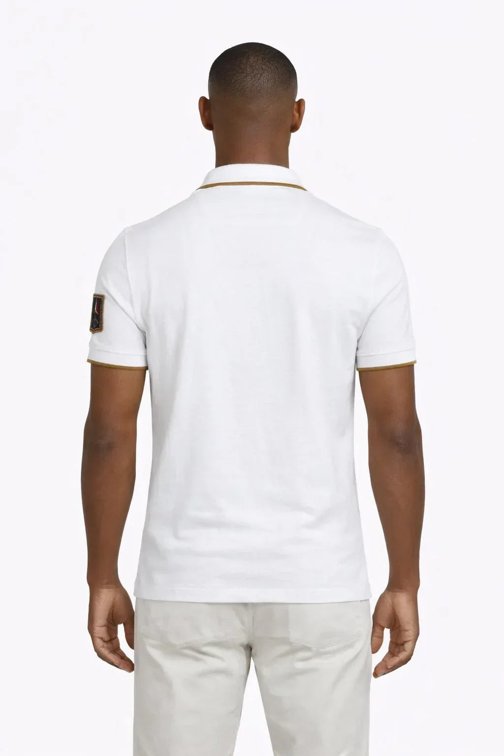 Polo uomo bianca maniche corte, dettagli beige, vista posteriore, abbigliamento elegante