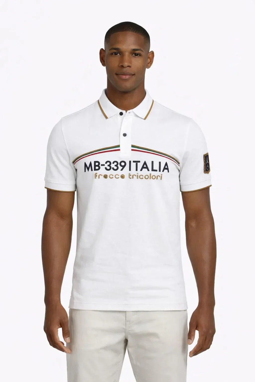 Modello indossa polo bianca uomo con scritta MB-339 Italia Frecce Tricolori, dettagli tricolore