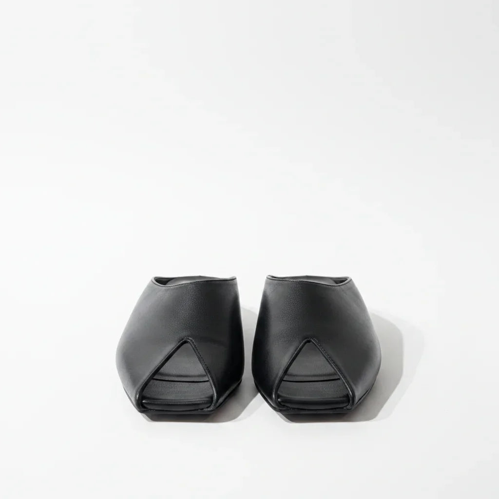 Sabot donna in pelle nera con punta quadrata e apertura frontale, stile moderno.