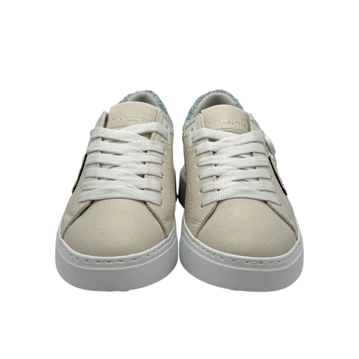 Sneakers donna bianche con suola piatta e lacci bianchi, vista frontale